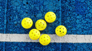 VIDEO Yellow pickleball balls standing on a blue court after rain - Starpik