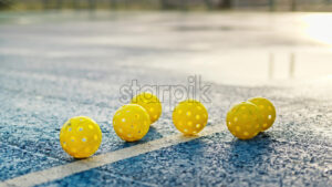 VIDEO Yellow pickleball balls standing on a blue court after rain - Starpik