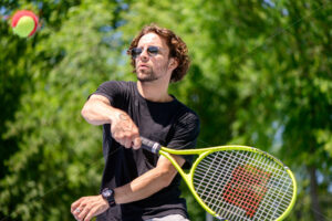 Young man playing tennis outdoor - Starpik