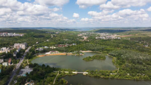 VIDEO Aerial drone timelapse view of La Izvor park in Chisinau city. Moldova - Starpik