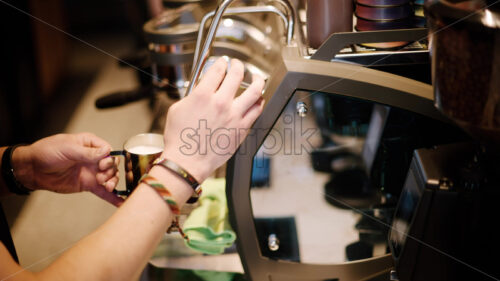 VIDEO Barista foaming the milk at a coffee shop - Starpik