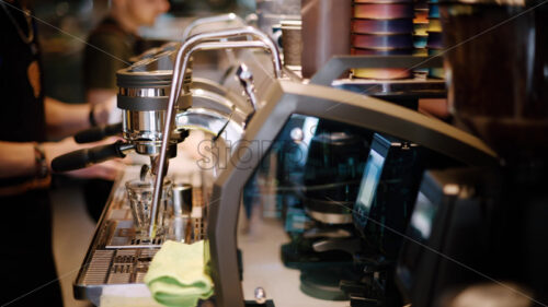 VIDEO Barista preparing the grounded coffee at a cafe - Starpik