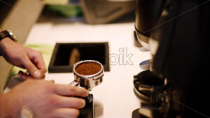 VIDEO Barista preparing the grounded coffee at a cafe - Starpik