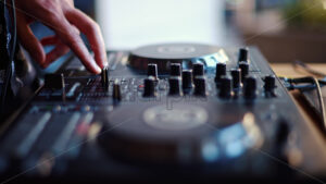 VIDEO Close up of a woman touching the buttons of a DJ controller - Starpik