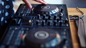 VIDEO Close up of a woman touching the buttons of a DJ controller - Starpik