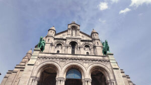 VIDEO Front view of the Basilica of Sacre-Coeur de Montmartre in Montmartre, Paris, France - Starpik