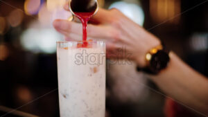 VIDEO Man pouring strawberry puree in a drink - Starpik