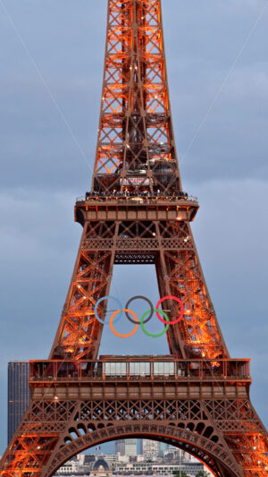 VIDEO The Eiffel Tower with the Olympic Games sign sparkling in the evening in Paris, France. Vertical - Starpik