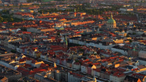 VIDEO – Aerial drone view of Amalienborg Palace, Frederik’s Church and the city centre of Copenhagen, Denmark - Starpik