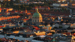 VIDEO – Aerial drone view of Frederik’s Church in the city centre of Copenhagen, Denmark - Starpik