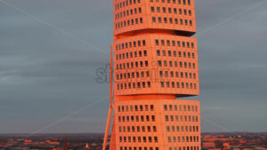 VIDEO – Aerial drone view of Turning Torso residential skyscraper in Malmo, Sweden at sunset - Starpik