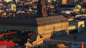 VIDEO – Aerial drone view of the Christiansborg Palace on the islet of Slotsholmen in central Copenhagen, Denmark at sunset - Starpik