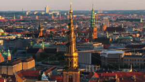 VIDEO – Aerial drone view of the Church of Our Saviour in the city centre of Copenhagen, Denmark at sunset - Starpik