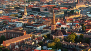 VIDEO – Aerial drone view of the Church of Our Saviour in the city centre of Copenhagen, Denmark at sunset - Starpik