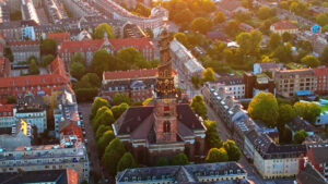 VIDEO – Aerial drone view of the Church of Our Saviour in the city centre of Copenhagen, Denmark at sunset - Starpik