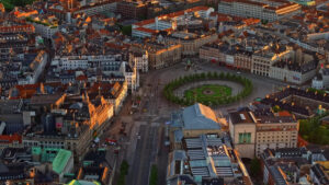 VIDEO – Aerial drone view of the Kongens Nytorv public square in Copenhagen, Denmark - Starpik