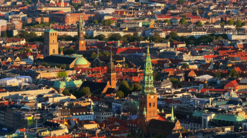 VIDEO – Aerial drone view of the city centre of Copenhagen, Denmark at sunset - Starpik