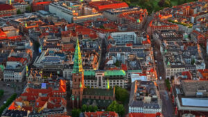 VIDEO – Aerial drone view of the city centre of Copenhagen, Denmark at sunset - Starpik