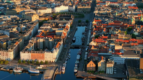 VIDEO – Aerial drone view of the city centre of the Copenhagen canals in Denmark at sunset - Starpik