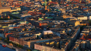 VIDEO – Aerial drone view of the city centre of the Copenhagen canals in Denmark at sunset - Starpik