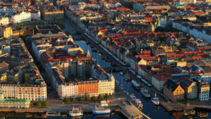 VIDEO – Aerial drone view of the city centre of the Copenhagen canals in Denmark at sunset - Starpik