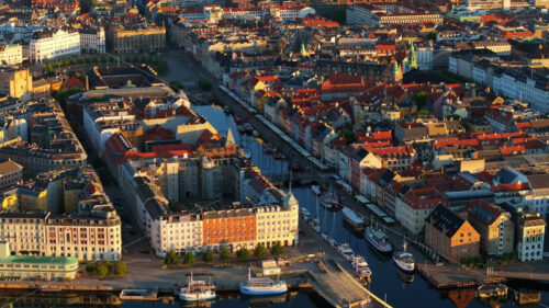 VIDEO – Aerial drone view of the city centre of the Copenhagen canals in Denmark at sunset - Starpik