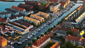 VIDEO – Aerial drone view of the city centre of the Copenhagen canals in Denmark at sunset - Starpik