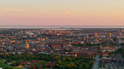 VIDEO Aerial drone view of Amalienborg Palace, Frederik’s Church and the city centre of Copenhagen, Denmark - Starpik