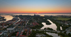 VIDEO Aerial drone view of Christianshavn small islands at sunset - Starpik