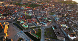 VIDEO Aerial drone view of the Christiansborg Palace on the islet of Slotsholmen in central Copenhagen, Denmark at sunset - Starpik