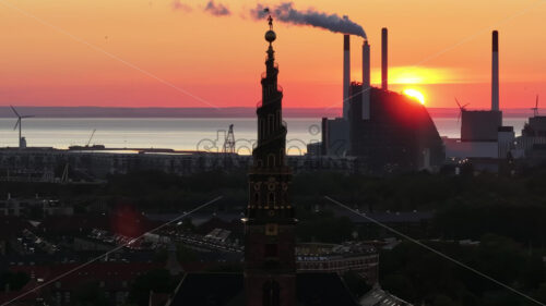 VIDEO Aerial drone view of the Church of Our Saviour in the city centre of Copenhagen, Denmark at sunset - Starpik