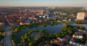 VIDEO Aerial drone view of the Church of Our Saviour in the city centre of Copenhagen, Denmark at sunset - Starpik