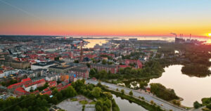 VIDEO Aerial drone view of the Church of Our Saviour in the city centre of Copenhagen, Denmark at sunset - Starpik