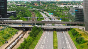 VIDEO Aerial drone view of the European route E20 on a cloudy day - Starpik