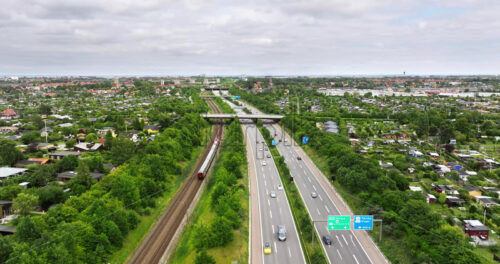 VIDEO Aerial drone view of the European route E20 on a cloudy day - Starpik