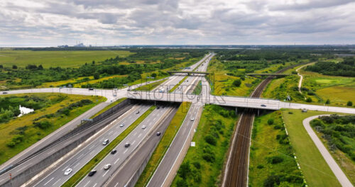 VIDEO Aerial drone view of the European route E20 on a cloudy day - Starpik