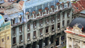 VIDEO Aerial drone view of the University of Bucharest, Romania - Starpik