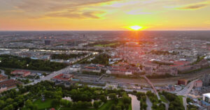 VIDEO Aerial drone view of the city centre of Copenhagen, Denmark at sunset - Starpik