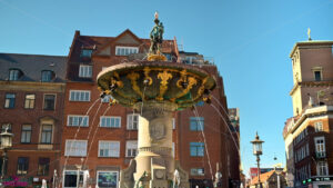 VIDEO The Caritas fountain by Statius Otto in Copenhagen, Denmark in daylight - Starpik