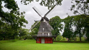 VIDEO View of the Kastelsmollen Windmill in the Kastellet in Copenhagen, Denmark - Starpik