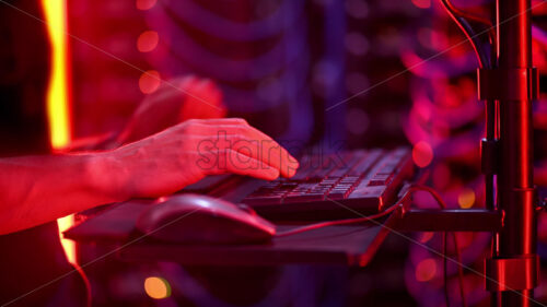 Royalty free stock video Close up of a man trying to fix an error on a computer in a server room - Starpik