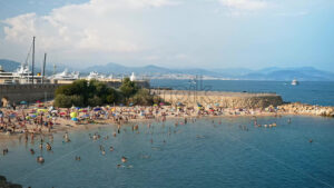 Royalty free stock video People swimming in the sea and relaxing on the beach in Antibes, France - Starpik