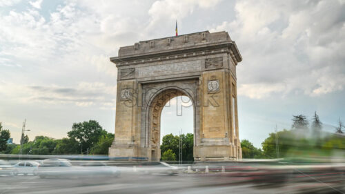 Video Time lapse of cars moving near the Triumphal Arch of Bucharest, Romania - Starpik