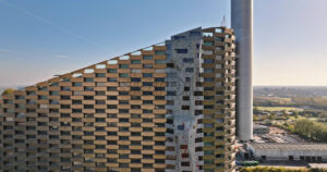 Video Aerial drone view of CopenHill artificial ski slope on the roof of an energy plant - Starpik