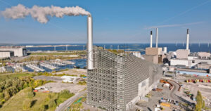 Video Aerial drone view of CopenHill artificial ski slope on the roof of an energy plant - Starpik