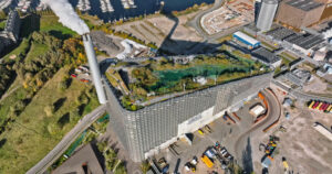 Video Aerial drone view of CopenHill artificial ski slope on the roof of an energy plant - Starpik