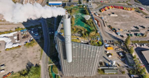 Video Aerial drone view of CopenHill artificial ski slope on the roof of an energy plant - Starpik