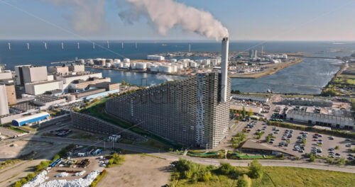 Video Aerial drone view of CopenHill artificial ski slope on the roof of an energy plant - Starpik