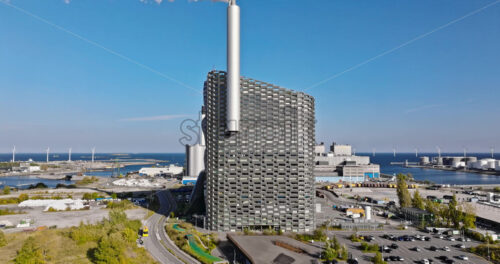 Video Aerial drone view of CopenHill artificial ski slope on the roof of an energy plant - Starpik