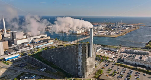 Video Aerial drone view of CopenHill artificial ski slope on the roof of an energy plant - Starpik